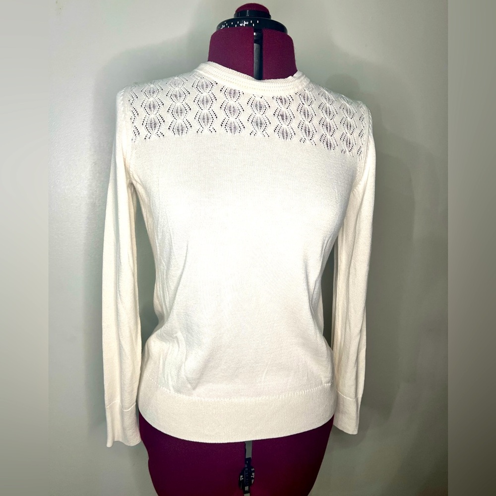 Banana Republic crew neck sweater. White, lightweight, long sleeve, size sm